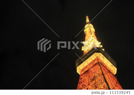 東京タワー　ライトアップされた東京タワー　 111539245