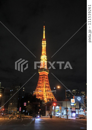 東京タワー　ライトアップされた東京タワー　 111539261