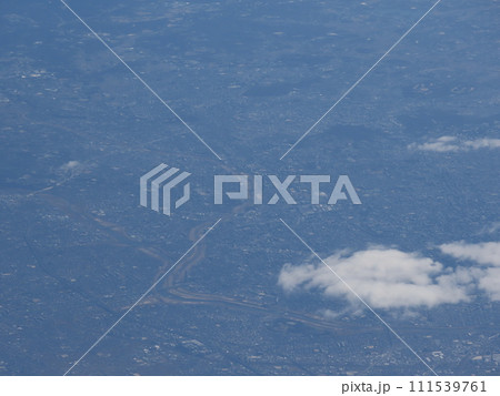 飛行機で雲の上から見た川の景色 111539761