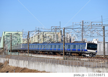 江戸川橋梁を渡る常磐線E531系電車 111539871