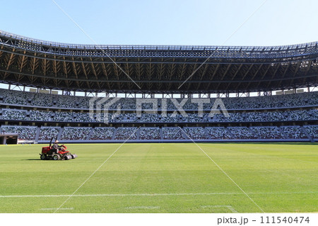 整備されるサッカー場　ピッチの芝生の手入れ 111540474
