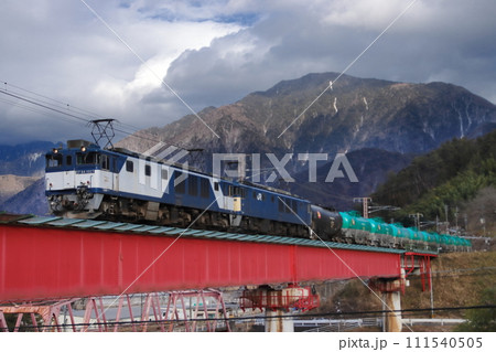 木曽路の山々を背景に有名撮影地を駆け抜けるEF64の貨物列車(8872レ)_2024/2/10撮影 111540505