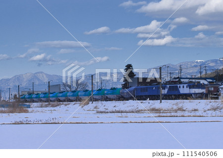 美しい山々を背景に中央西線を走るEF64の貨物列車(8872レ)_2024/2/10撮影 111540506