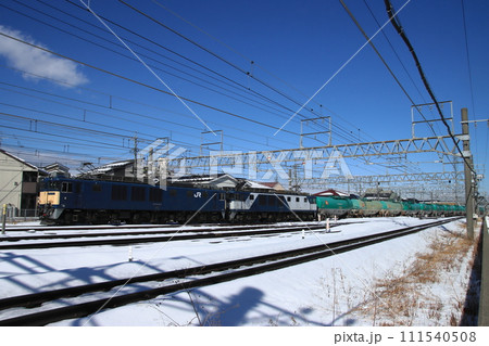 雪晴れの塩尻駅を通過するEF64の貨物列車(8084レ)_2024/2/10撮影 111540508