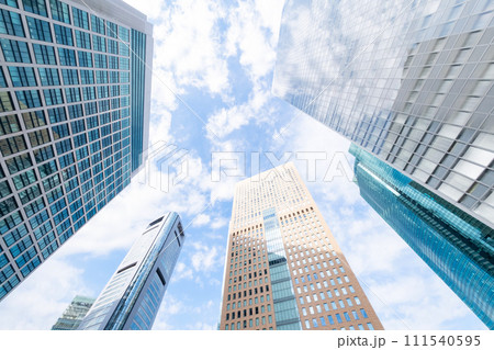 高層ビルを見上げるオフィス街の風景 111540595