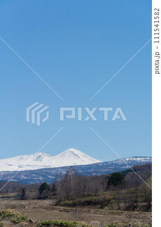 春の晴れた日の水田地帯と冠雪の山並み 大雪山 春の晴れた日の水田地帯と冠雪の山並み 大雪山 111541582