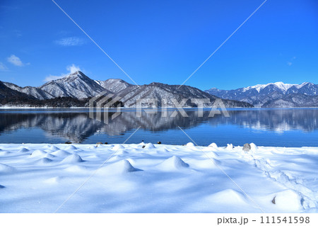 栃木県日光市 冬の雪積る中禅寺湖から観た社山と白根山 栃木県日光市 冬の雪積る中禅寺湖から観た社山と白根山 111541598