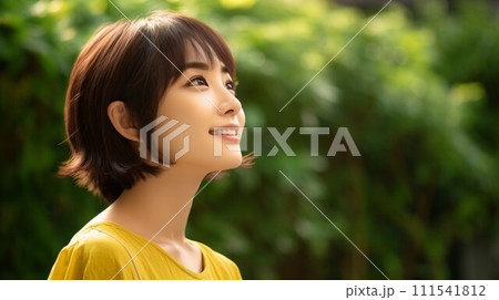 新緑の中でほほ笑む女性 111541812