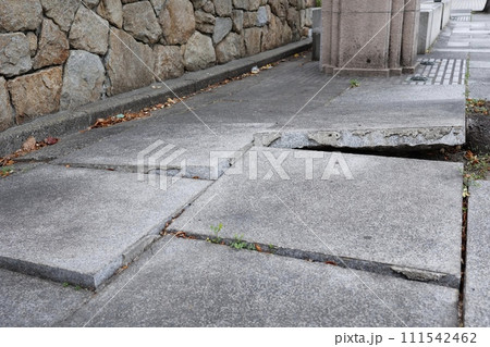 地震により割れた歩道のブロック 111542462