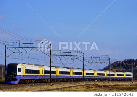 冬の田園地帯を走る特急しおさい（255系） 111542643