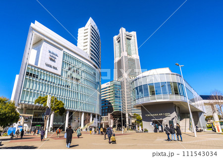 日本の横浜都市景観 2月。桜木町駅前から横浜ランドマークタワーなどを望む＝13日 111543034