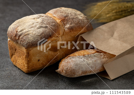 フランスパンと山型食パン 111543589