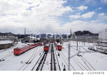 雪化粧した列車の車両基地(後藤総合車両所運用検修センター) 雪化粧した列車の車両基地(後藤総合車両所運用検修センター) 111543678