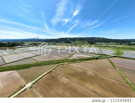 鳥海山と由利高原鉄道鳥海山ろく線 曲沢駅付近の列車空撮映像 鳥海山と由利高原鉄道鳥海山ろく線 曲沢駅付近の列車空撮映像 111543691