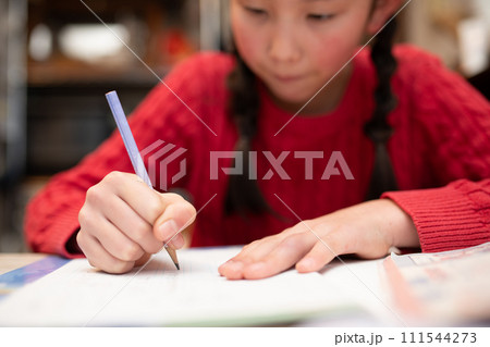 勉強をする子供の手元 111544273