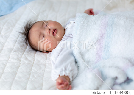 生後5ヵ月のあかちゃんの寝顔 男児 生後5ヵ月のあかちゃんの寝顔 男児 111544802
