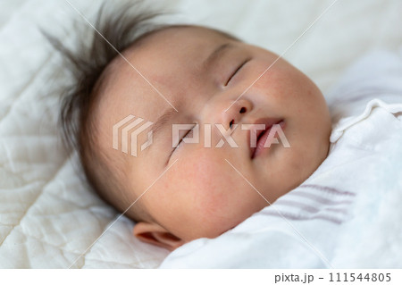 生後5ヵ月のあかちゃんの寝顔 男児 生後5ヵ月のあかちゃんの寝顔 男児 111544805