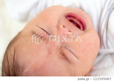 泣いている生後5ヵ月のあかちゃん 男児 泣いている生後5ヵ月のあかちゃん 男児 111545067