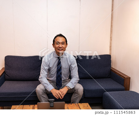 ミドルエイジのビジネスパーソンのポートレート 111545863