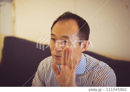 ミドルエイジのビジネスパーソンのポートレート 111545902