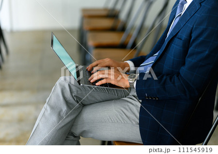 ミドルエイジのビジネスパーソンのポートレート ミドルエイジのビジネスパーソンのポートレート 111545919