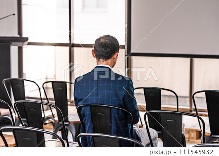 ミドルエイジのビジネスパーソンのポートレート 111545932