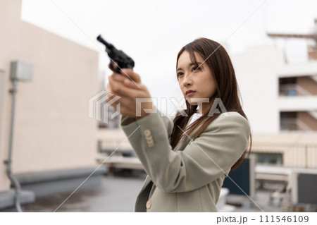 銃を持った若者 銃を持った若者 111546109
