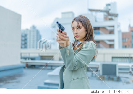 銃を持った若者 111546110