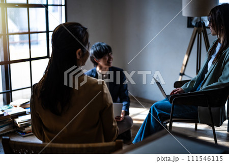 ハウススタジオでの自然光ポートレート 111546115