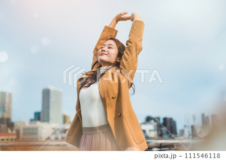 屋上での女性の自然光ポートレート 111546118