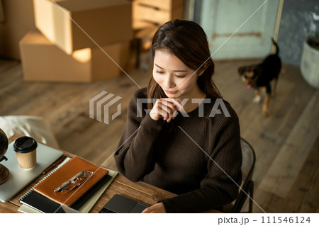 ハウススタジオでの自然光ポートレート 111546124