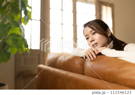 悲しい女性のイメージカット 111546125