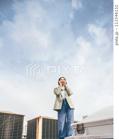 屋上で大声を出す女性 111546132