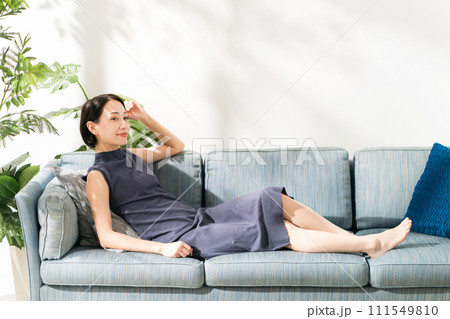 ソファに横になる30代女性 111549810