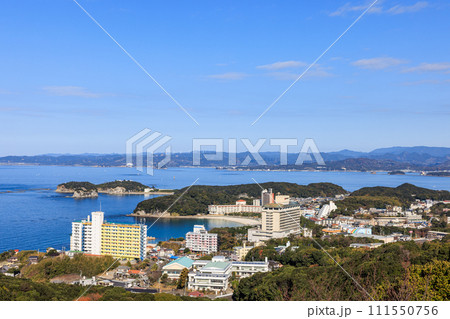 平草原展望台から見た白浜温泉街朝風景　和歌山県白浜町 111550756