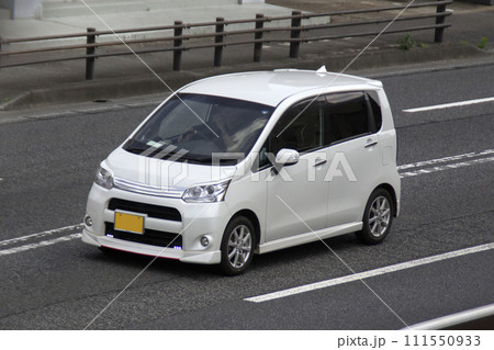 軽乗用車 トールワゴン 道路走行中 軽乗用車 トールワゴン 道路走行中 111550933