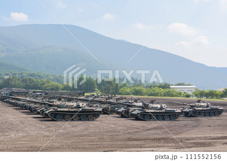 整列する陸上自衛隊74式戦車 111552156