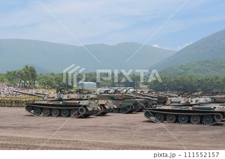整列する陸上自衛隊74式戦車 111552157