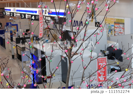 「大館アメッコ市」をPRするジャンボ枝アメ 111552274