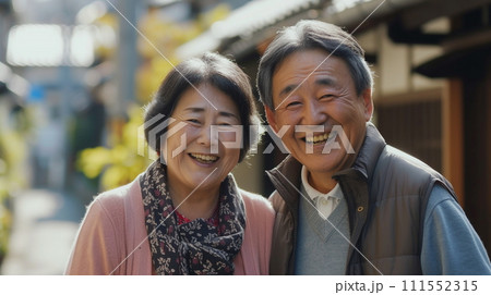 仲が良いシニア夫婦 111552315