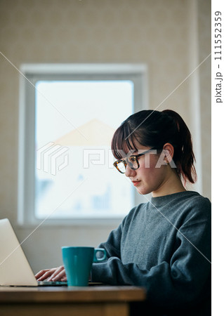 パソコンをタイピングする若い女性 111552359