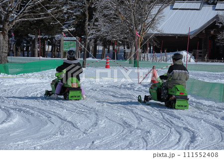 雪まつりでスノーモービルを体験する子供 雪まつりでスノーモービルを体験する子供 111552408