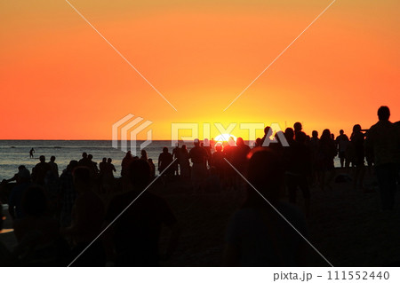 多くの人々と共にワイキキビーチの夕陽を眺める（アメリカ ハワイ） 111552440
