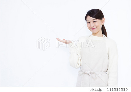 紹介をしている40代の主婦 紹介をしている40代の主婦 111552559
