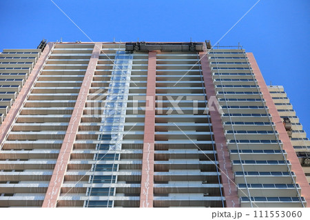 タワーマンションの移動式昇降足場　イメージ 111553060