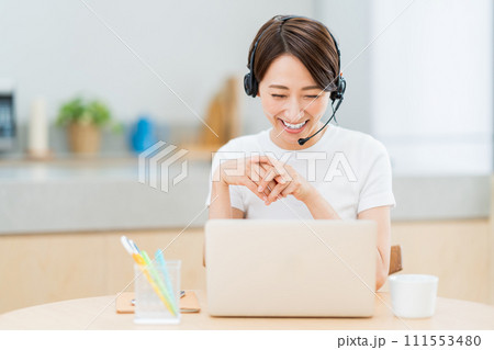 リビングでテレワークをするミドル女性。 111553480