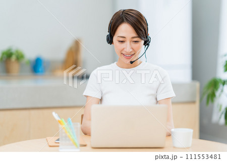 リビングでテレワークをするミドル女性。 リビングでテレワークをするミドル女性。 111553481