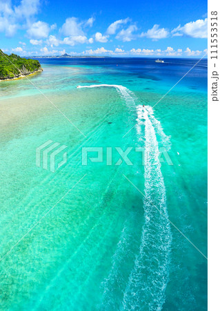 沖縄　瀬底大橋から見た瀬底島の美しい海 111553518