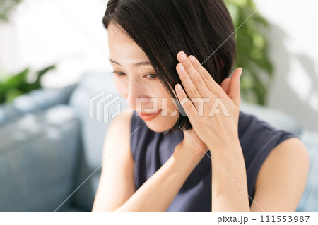 髪の毛のケアをする女性の写真 111553987