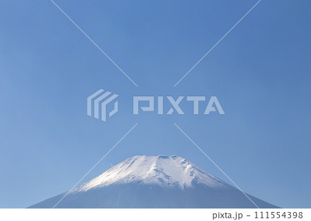 雲ひとつない青空と富士山 空広め 空に文字スペース 雲ひとつない青空と富士山 空広め 空に文字スペース 111554398